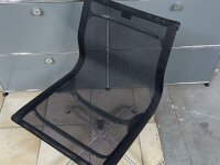 Vitra Aluminium Chair EA 107 Schwarz Netzgewebe