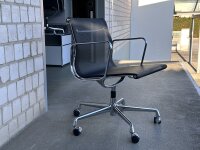 Vitra Aluminium Chair EA 107, Schwarz, Netzgewebe, auf...
