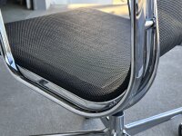 Vitra Aluminium Chair EA 107, Schwarz, Netzgewebe, auf Rollen