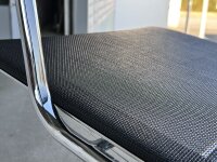 Vitra Aluminium Chair EA 107, Schwarz, Netzgewebe, auf Rollen