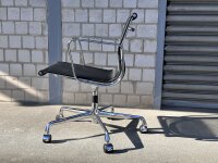 Vitra Aluminium Chair EA 107, Schwarz, Netzgewebe, auf Rollen