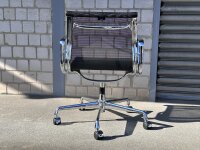 Vitra Aluminium Chair EA 107, Schwarz, Netzgewebe, auf Rollen