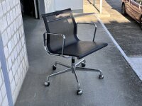 Vitra Aluminium Chair EA 107, Schwarz, Netzgewebe, auf Rollen