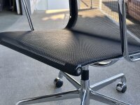 Vitra Aluminium Chair EA 107, Schwarz, Netzgewebe, auf Rollen