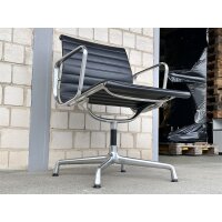 Vitra Aluminium Chair EA 107, Schwarz, Leder