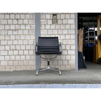 Vitra Aluminium Chair EA 107, Schwarz, Leder