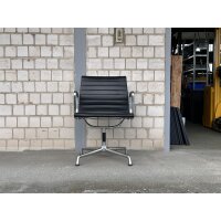 Vitra Aluminium Chair EA 107, Schwarz, Leder
