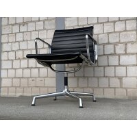 Vitra Aluminium Chair EA 107, Schwarz, Leder