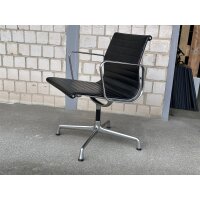 Vitra Aluminium Chair EA 107, Schwarz, Leder