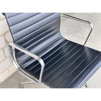 Vitra Aluminium Chair EA 107, Schwarz, Leder