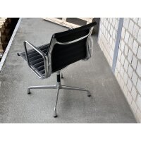 Vitra Aluminium Chair EA 107, Schwarz, Leder