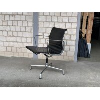 Vitra Aluminium Chair EA 107, Schwarz, Leder
