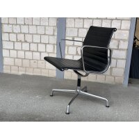 Vitra Aluminium Chair EA 107, Schwarz, Leder